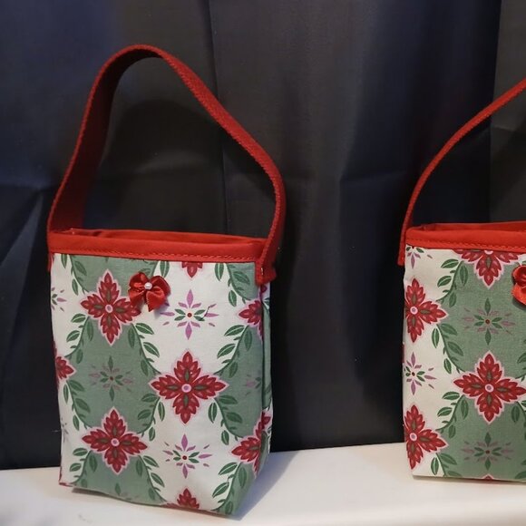 NEW Set of 2 Reusable Fabric Gift Bags Pointsetta Red Green w/ Ribbon Bow 6x6x2" - Picture 1 of 11